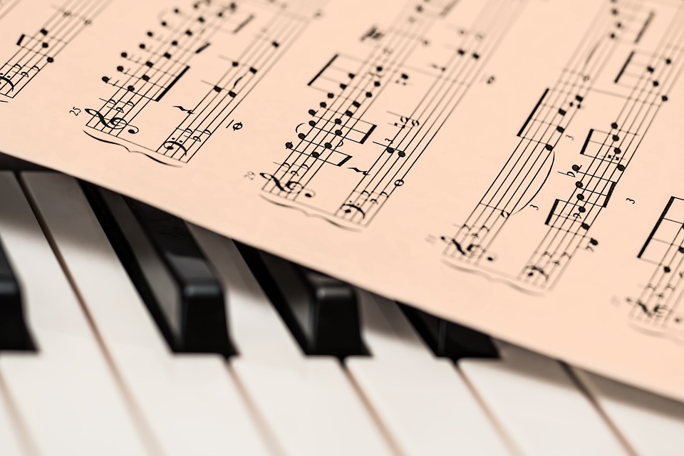 10 brani che dimostrano che la musica classica non è noiosa – L'amante di musica  classica imbruttito